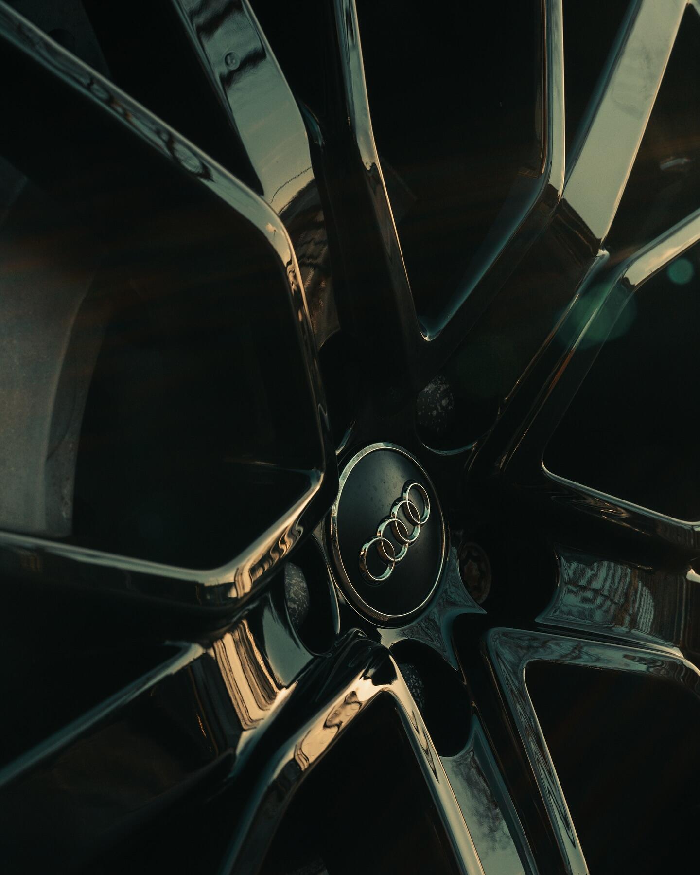 Audi centre cap detail on gloss black refurbished alloy wheel