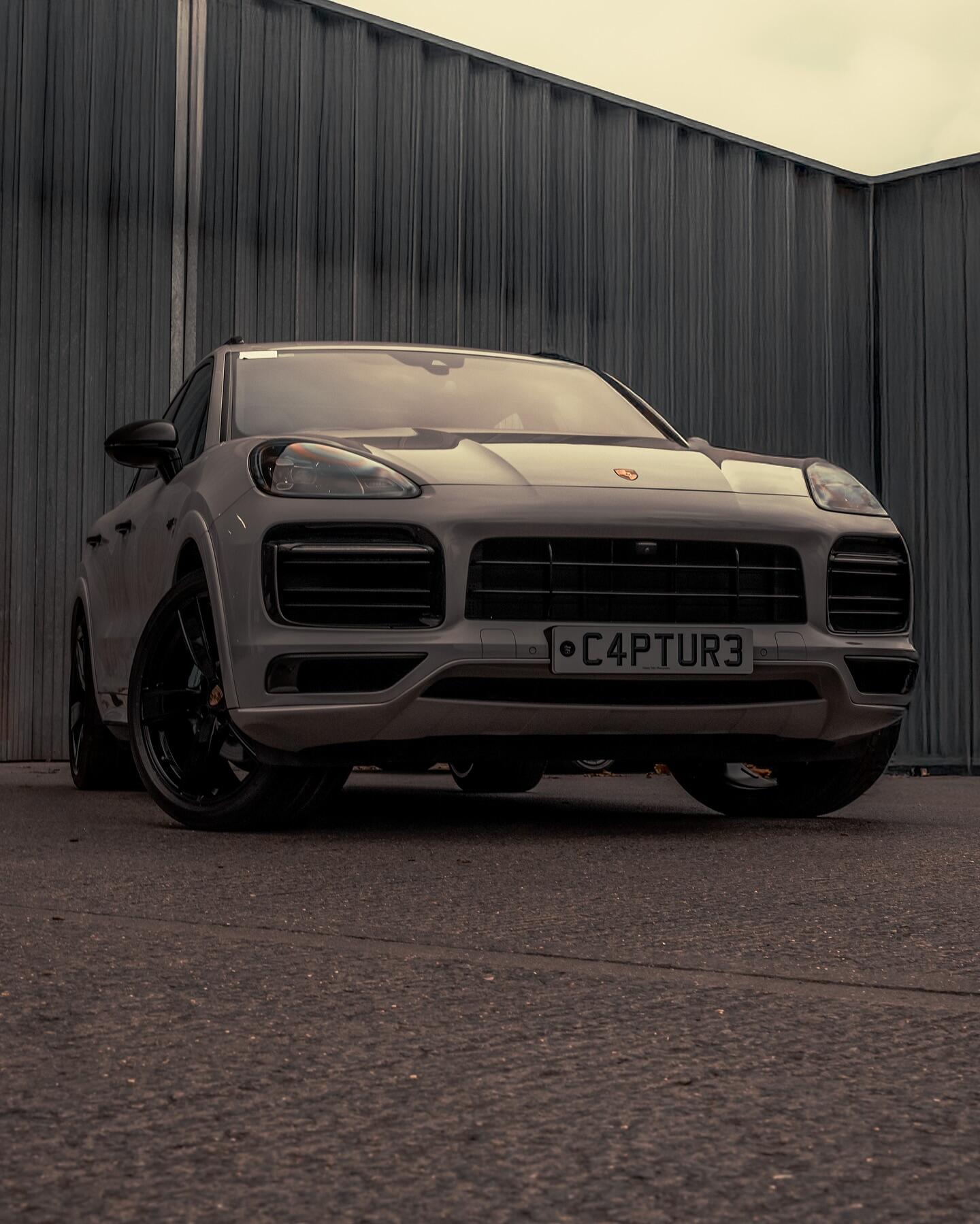 Porsche Cayenne Chalk front view with refurbished wheels