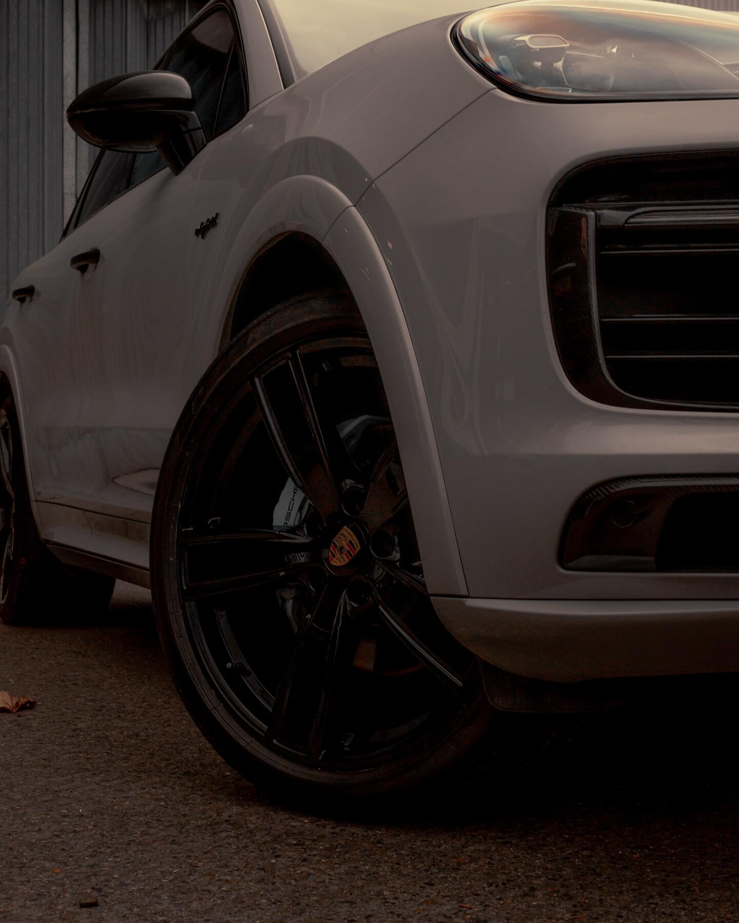 Porsche Cayenne Chalk alloy wheel close-up
