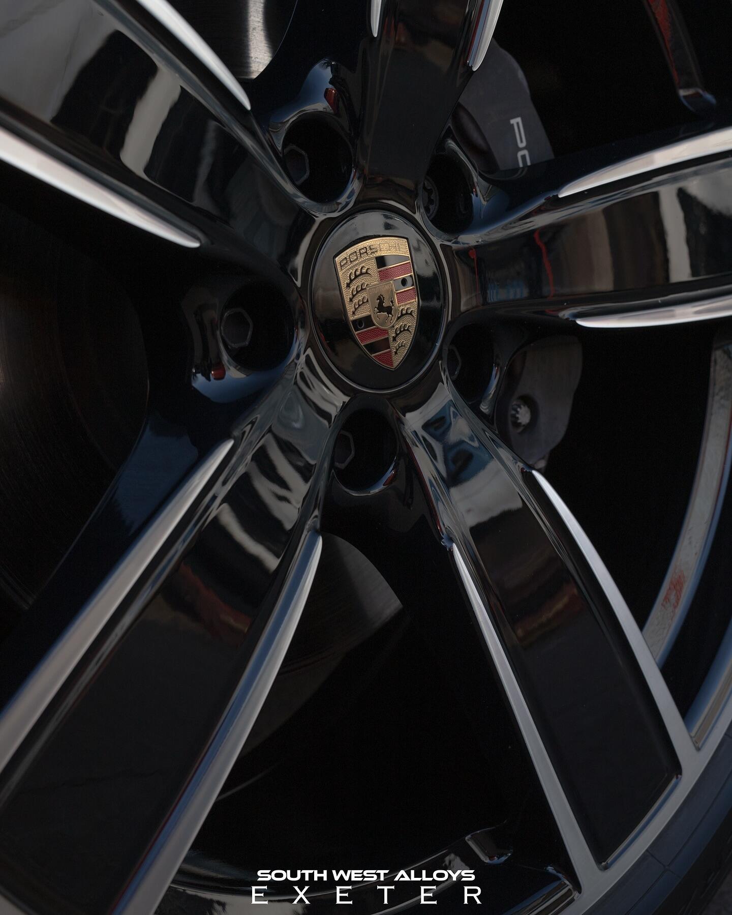 Porsche alloy wheel in gloss black custom finish